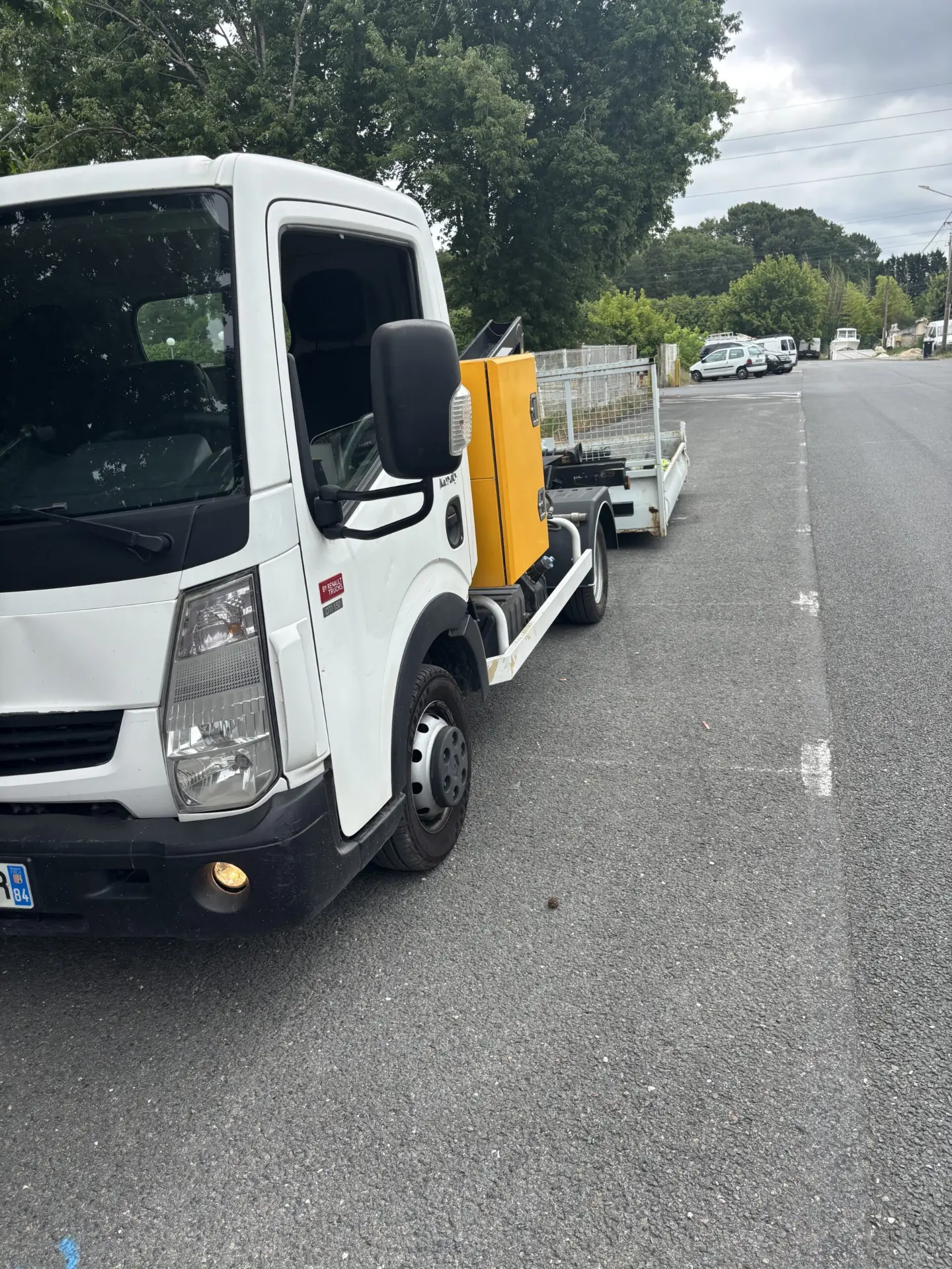 Camion de livraison DJ-LOCATION équipé d'un bras pour déposer et enlever les bennes